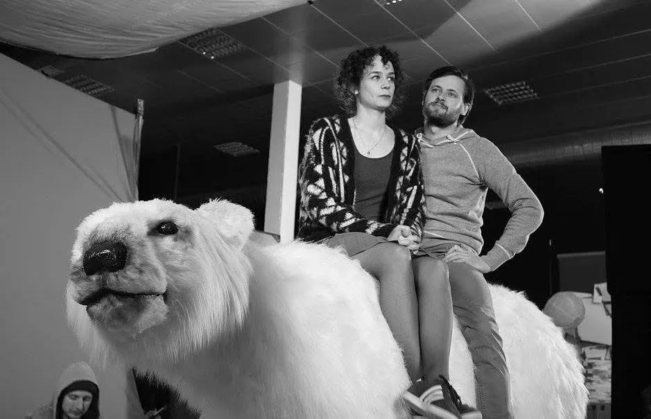2 mensen op een ijsbeer