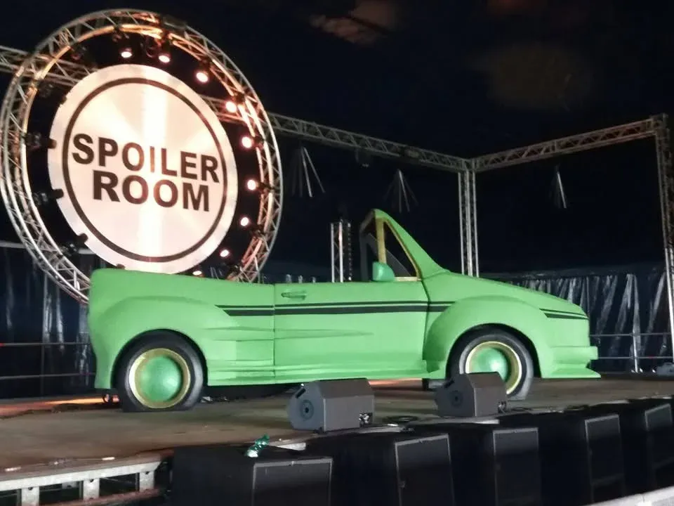Een auto in de spoiler room