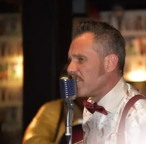 Brent Redant die in de microfoon zingt