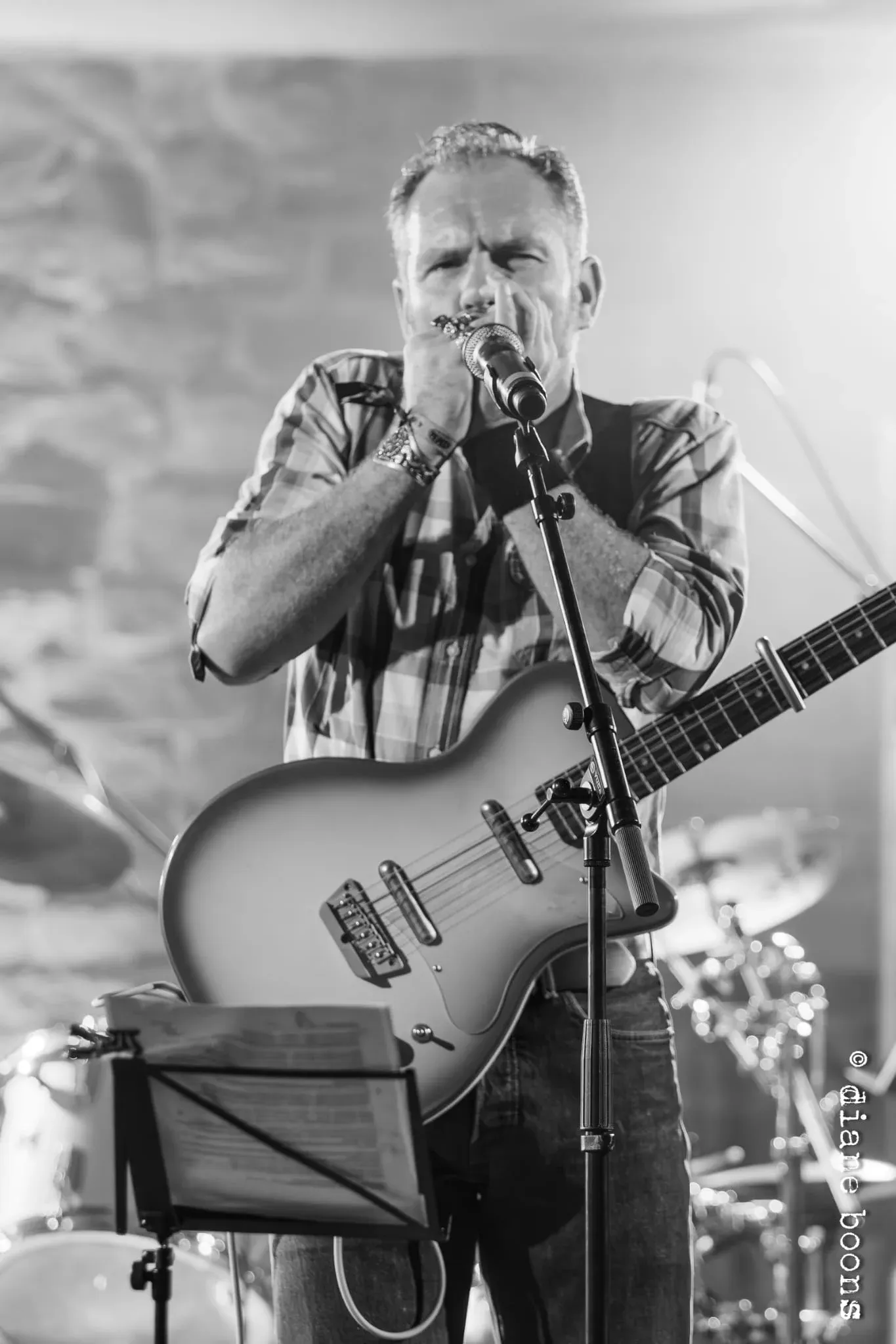 Brent Redant die in de microfoon zingt