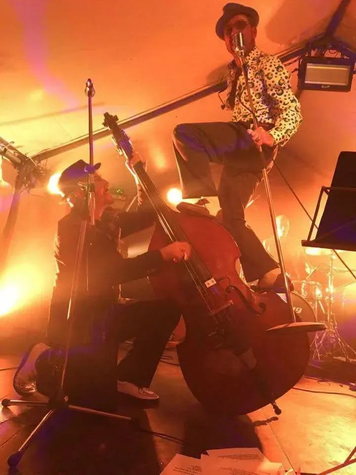 Zingend al staande op een contrabas