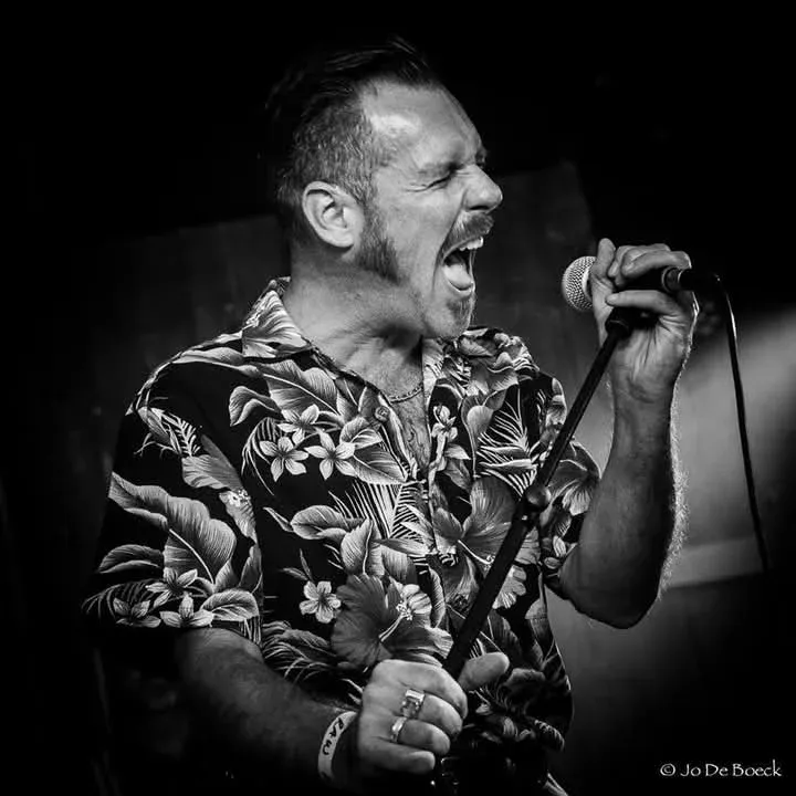 Brent Redant zingt in de microfoon